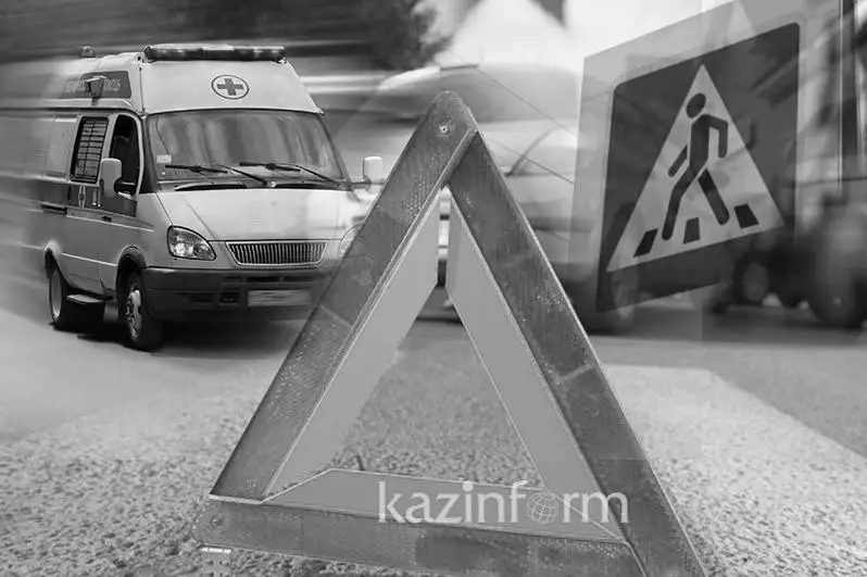 Pavlodarda jeńil kólik jaıaý júrginshini qaǵyp ketti