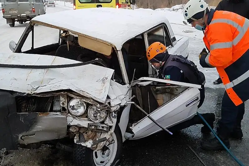 Зажатого в автомобиле в результате ДТП водителя вызволяли спасатели ВКО