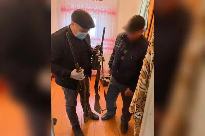 Арсенал оружия изъяли у мужчины полицейские ВКО