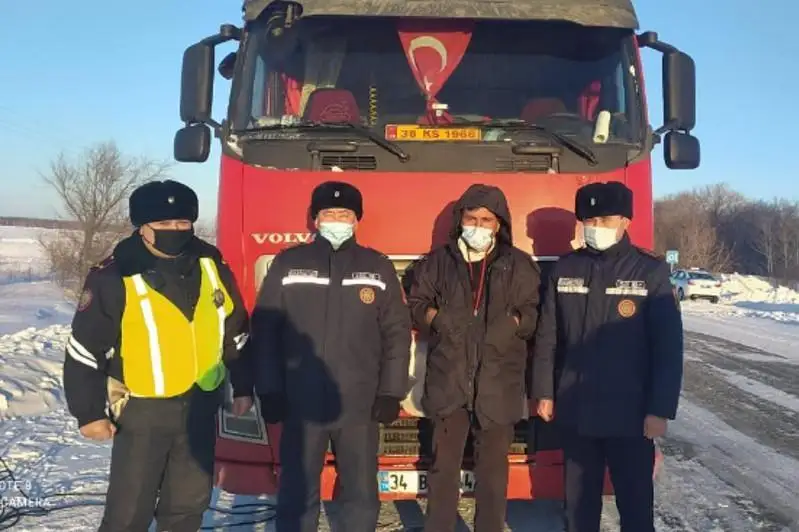 SQO polıtseıleri kóligimen jolda qalǵan Túrkııa azamatyna kómektesti