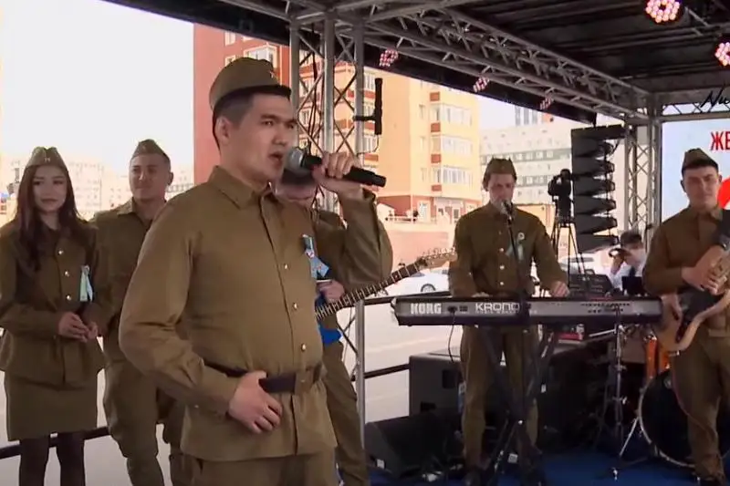 Передвижной праздничный концерт «Жеңіс жолдарымен - Дорогами Победы» проходит в Нур-Султане