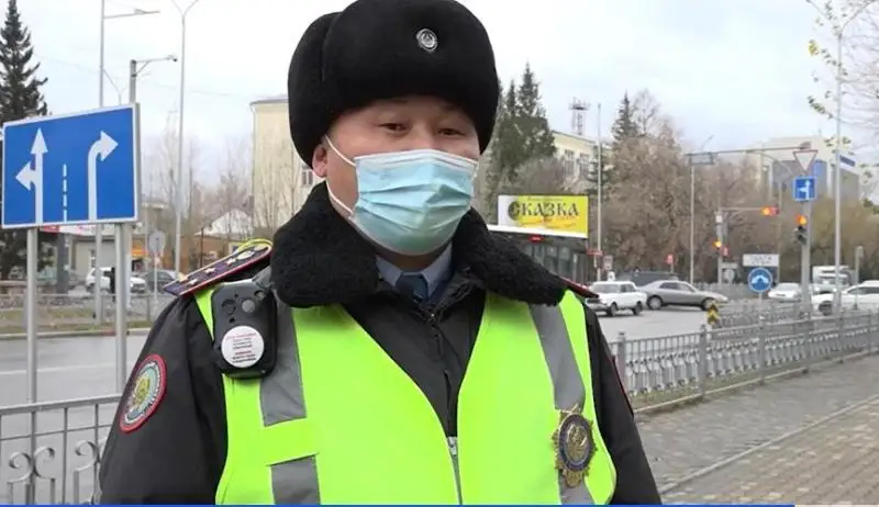 Стало плохо за рулем: полицейские Кокшетау оказали помощь водителю