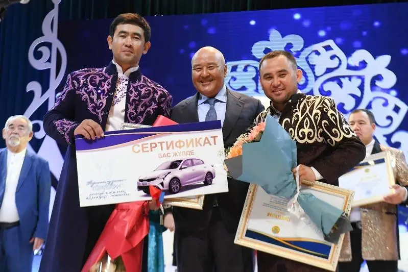 Автомобиль на айтысе акынов выиграл поэт в Туркестанской области
