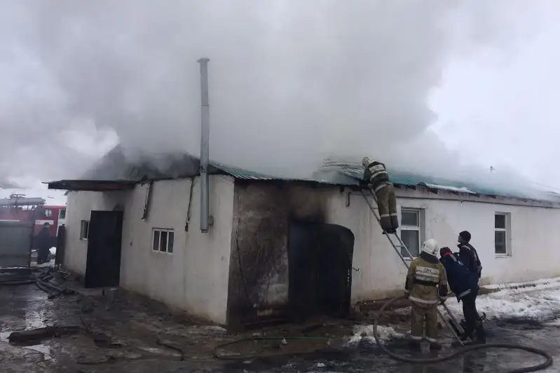 Из-за взрыва газа в автомобиле сгорел дом в Атырауской области