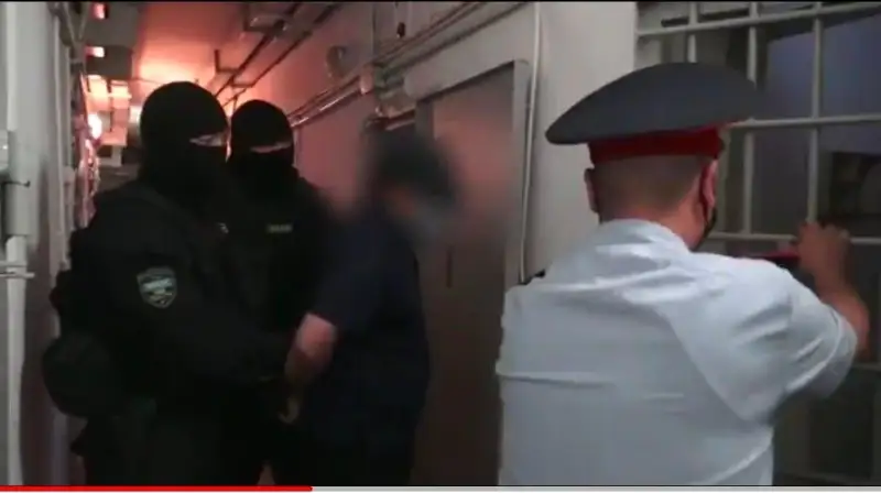 Aqsýda áıel men eki balany pyshaqtap óltirgen kúdiktiniń ustalǵany jaıly vıdeo paıda boldy