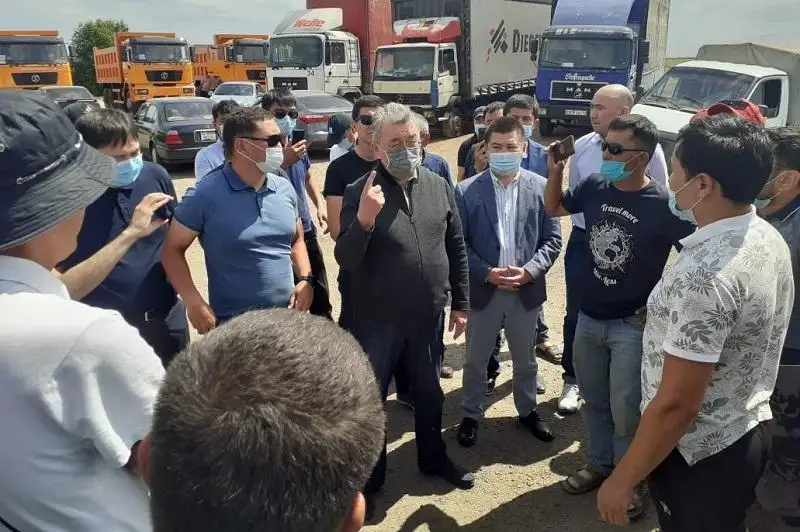 QR IIDM vıtse-mınıstri Berik Kamalıev júk tasymaldaýshylarmen kezdesti