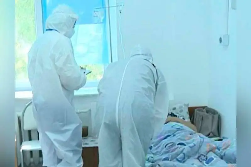 Целыми семьями попадают в ковидные госпитали в Караганде