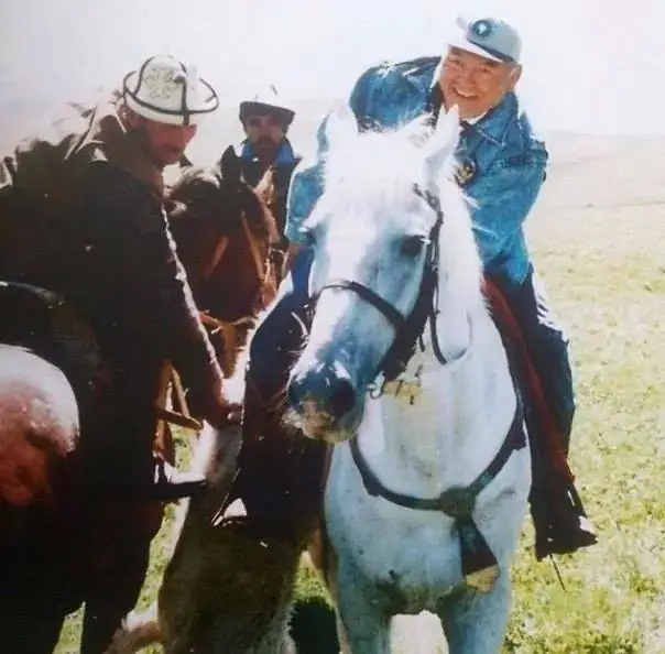 Нұрсұлтан Әбішұлы, Қазақ елінің Тұңғыш Елбасы, көпар тартуда.