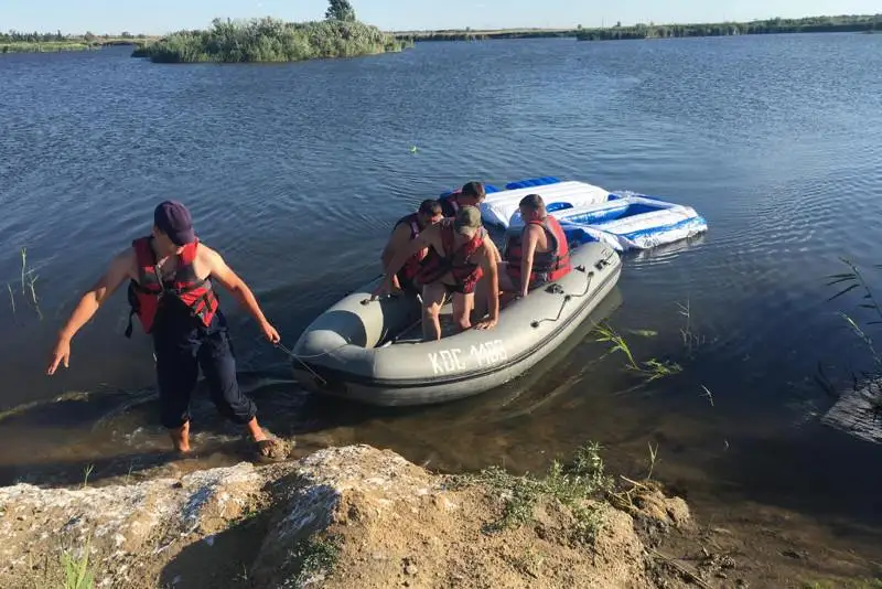 Троих мужчин сдуло на надувном матрасе по Тоболу в Рудном