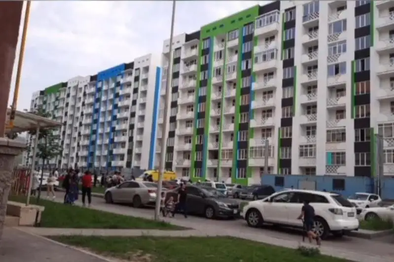 Almaty oblysynda 12 jastaǵy bala 9 qabatty úıdiń shatyrynan qulap, mert boldy