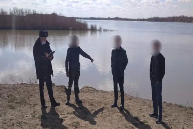 Saryaǵashta eki jigit shekaradan adam ótkizip, oǵan 20 myń teńgeden alyp otyrǵan