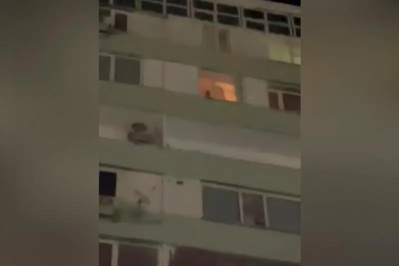 Девочка хотела спрыгнуть с девятого этажа в Актау