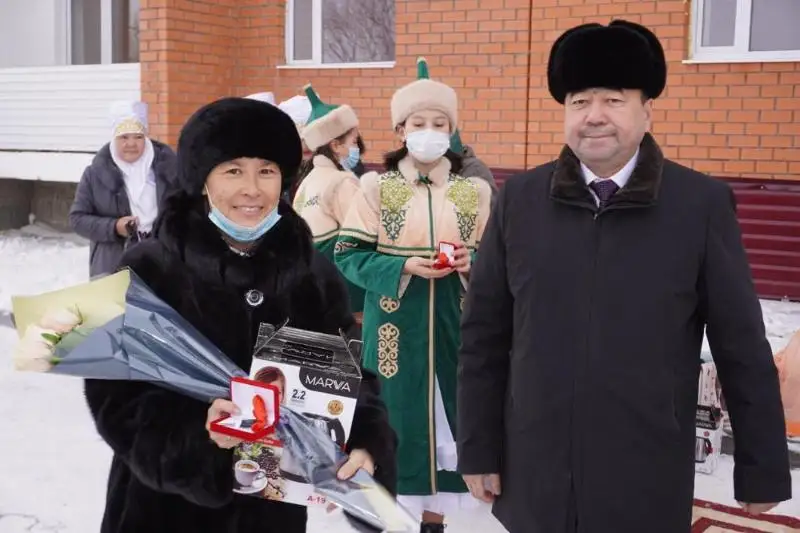 24 многодетным семьям вручили ключи от квартир в селе Улытау Карагандинской области