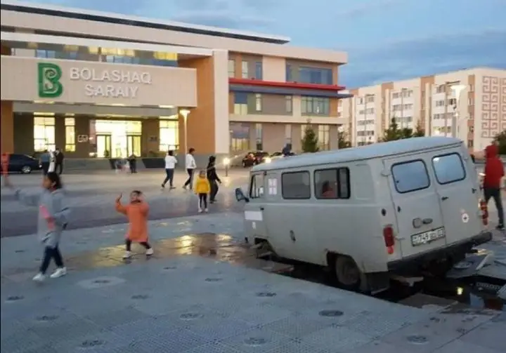 Водитель наехал на фонтан у здания «Болашак сарайы» в Кокшетау