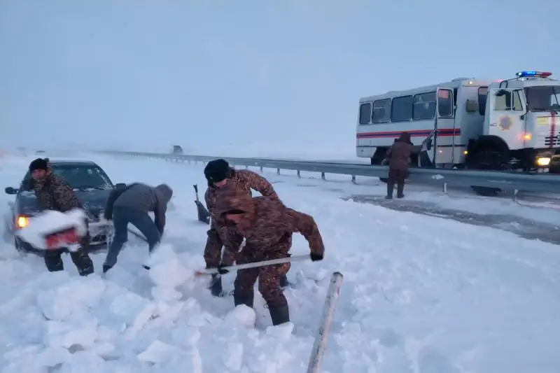 Qaraǵandy oblysynda qar qursaýynda qalǵan 90-ǵa jýyq adam qutqaryldy
