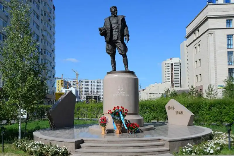 Военнослужащие почтили память Талгата Бегельдинова в Нур-Султане