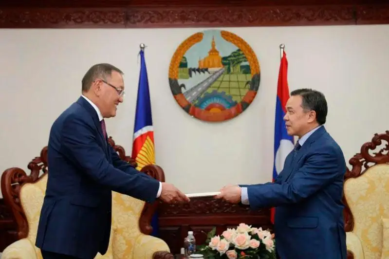 Qazaqstan Elshisi Laos Prezıdentiniń atyna baǵyttaǵan senim gramotalaryn tapsyrdy