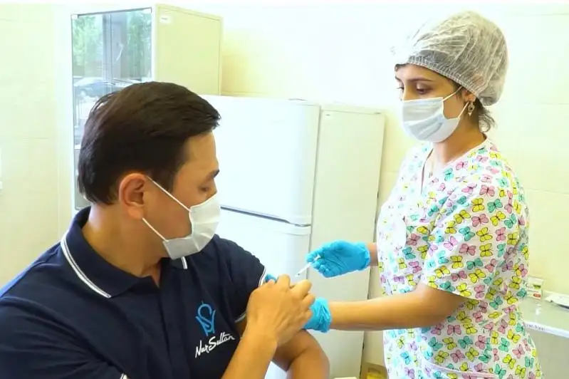 Алтай Кульгинов вместе с учителями получил прививку от коронавируса