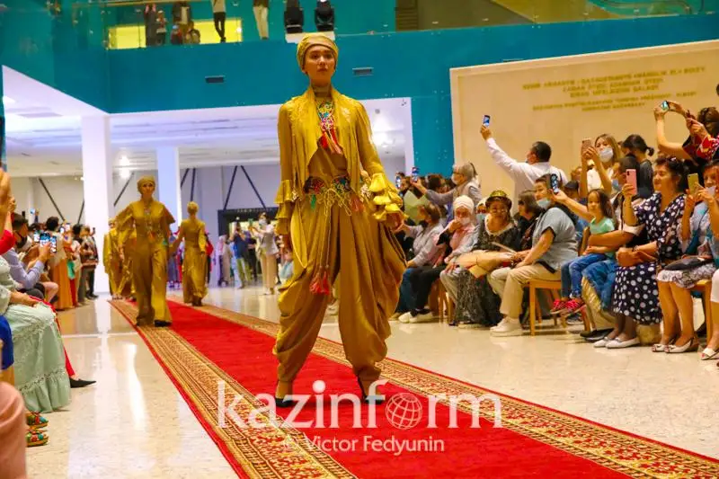 Поющие барханы и жеті ханша: в Нур-Султане состоялось открытие ретроспективной выставки