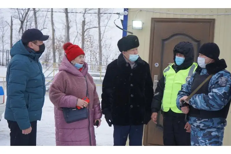 Костанайские ветераны поддержали несущих круглосуточную службу полицейских