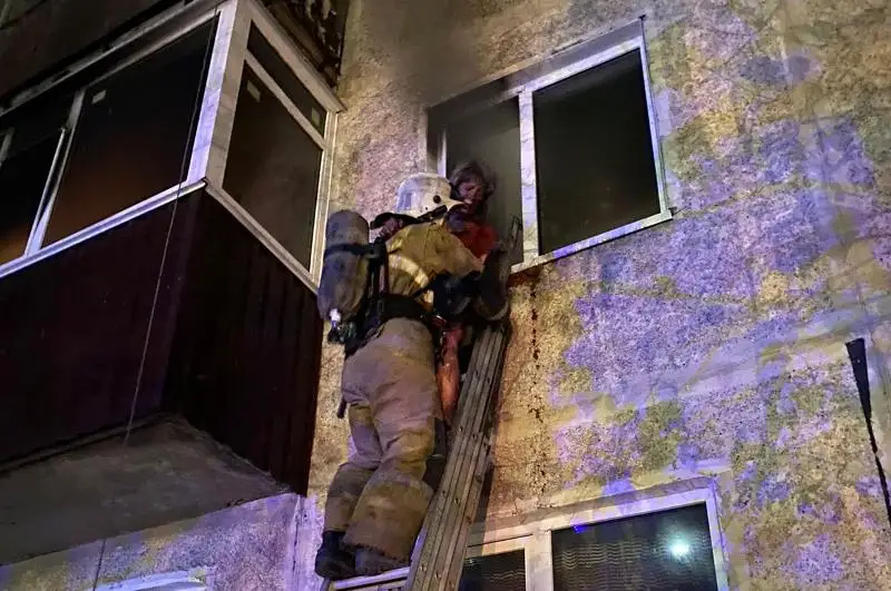Пожарные спасли людей из горящего дома в Костанае