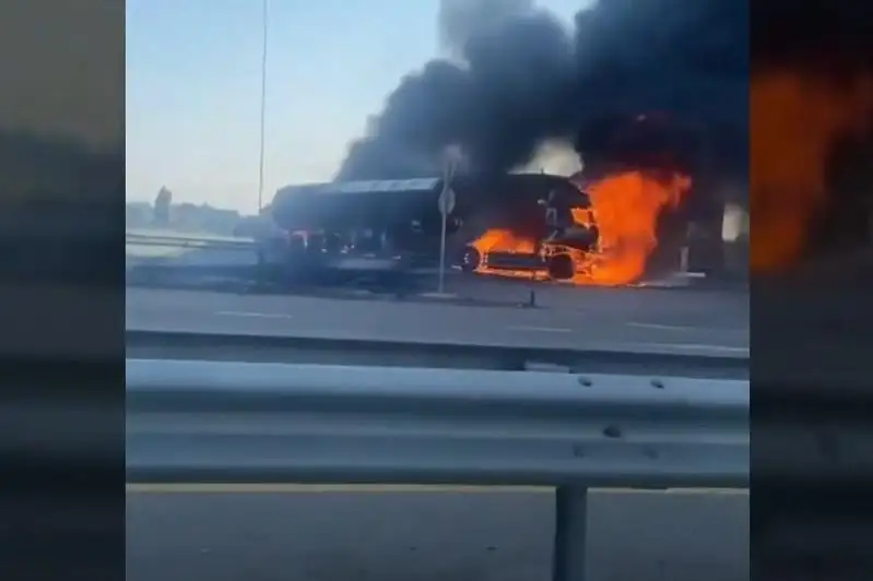 Топливозаправщик загорелся на трассе в Акмолинской области