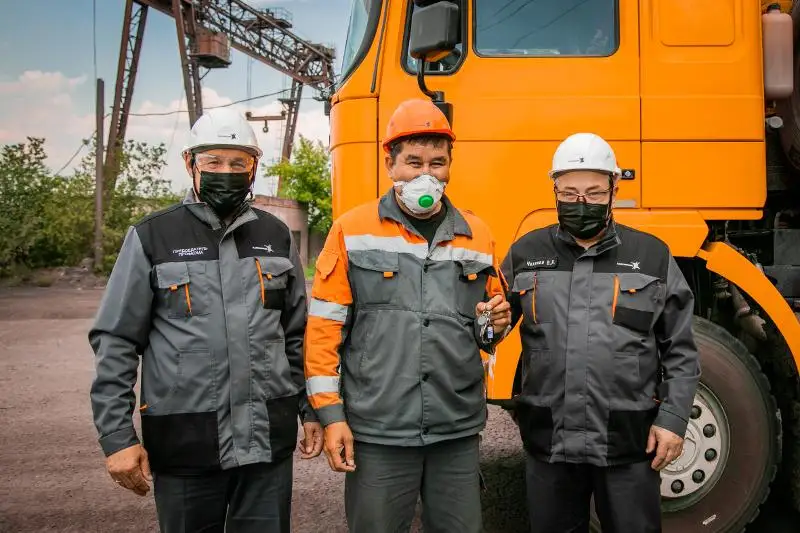 42 металлурга получили ключи от квартир в Аксу