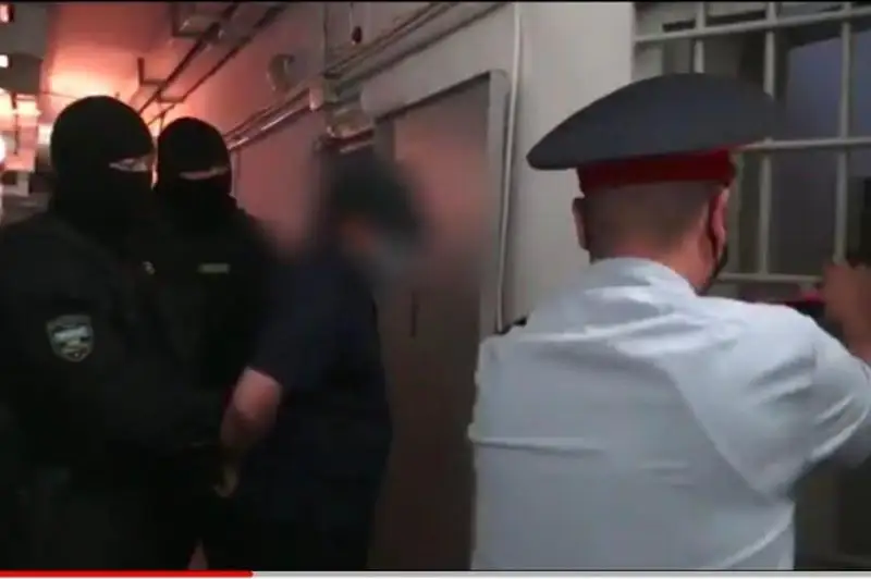Задержан подозреваемый в убийстве женщины и двоих детей в Аксу
