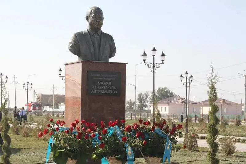Бюст-памятник Косману Айтмухаметову открылся в Мактаарале