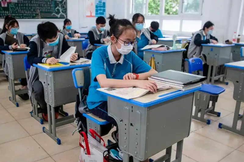 Китайским учащимся могут запретить посещать школы, если их родители не вакцинируются от КВИ