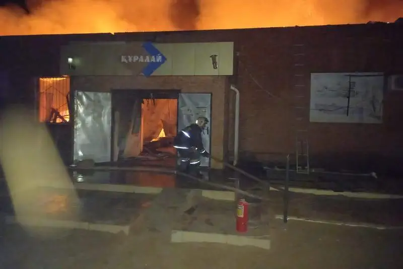 Супермаркет и столовая сгорели в Атырауской области