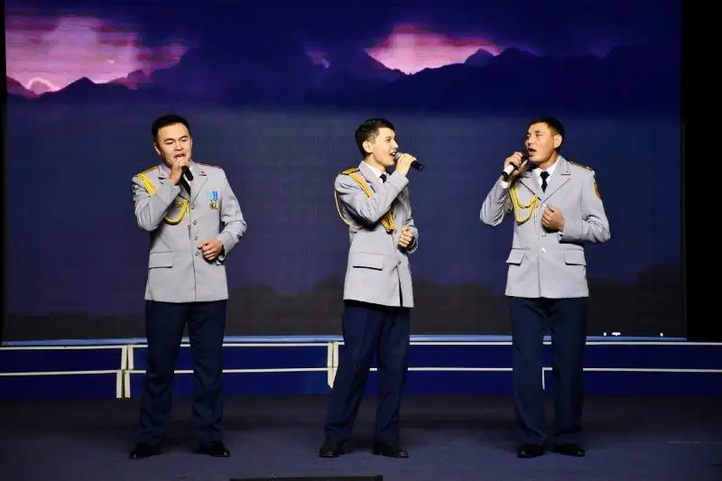 Акмолинские полицейские собрали своими концертами деньги на лечение детям