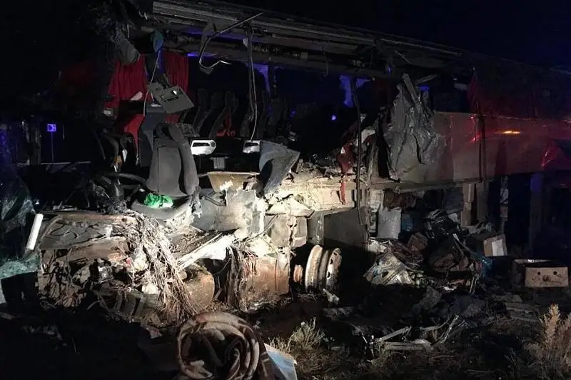 Qalmaqstanda avtobýs pen «Kamaz» soqtyǵysyp, 6 adam mert boldy