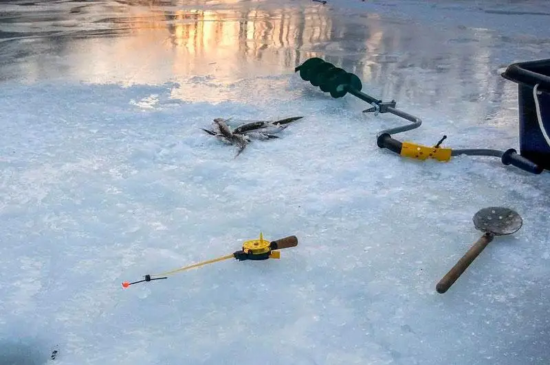 Провалившийся под лед рыбак до сих пор не найден на Капшагае