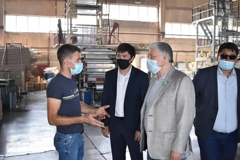 Сенатор Даурен Адильбеков посетил промышленные предприятия Акмолинской области
