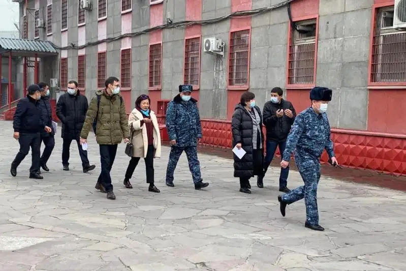 Омбудсмен и представители гражданского общества посетили задержанных после беспорядков в Алматы