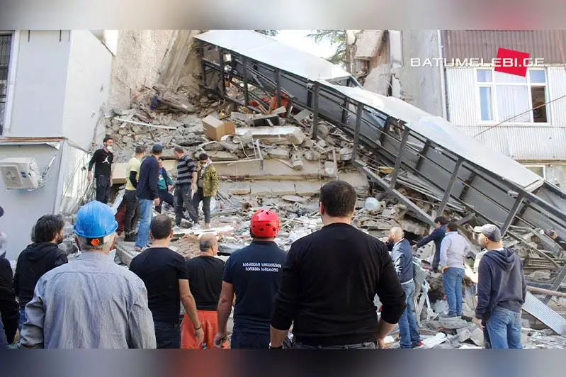 Под завалами обрушившегося дома в Батуми могут находиться восемь человек