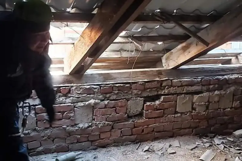 Atyraýda qatty jel birneshe úıdiń shatyryn zaqymdady