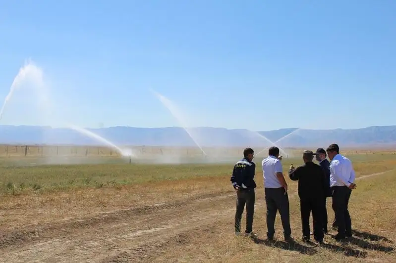 В эффективности дождевального орошения убеждаются аграрии Туркестанской области