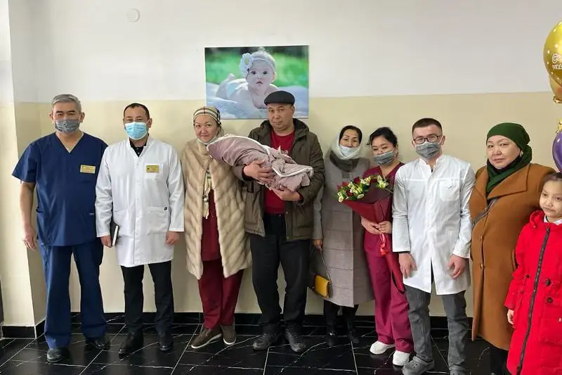 Shymkentte ókpesiniń 95 paıyzy zaqymdanǵan anadan týǵan sábı aman-esen aýrýhanadan shyqty