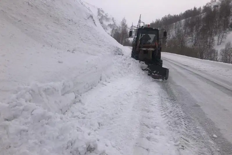 Лавиноопасные участки продолжают очищать от снега в ВКО