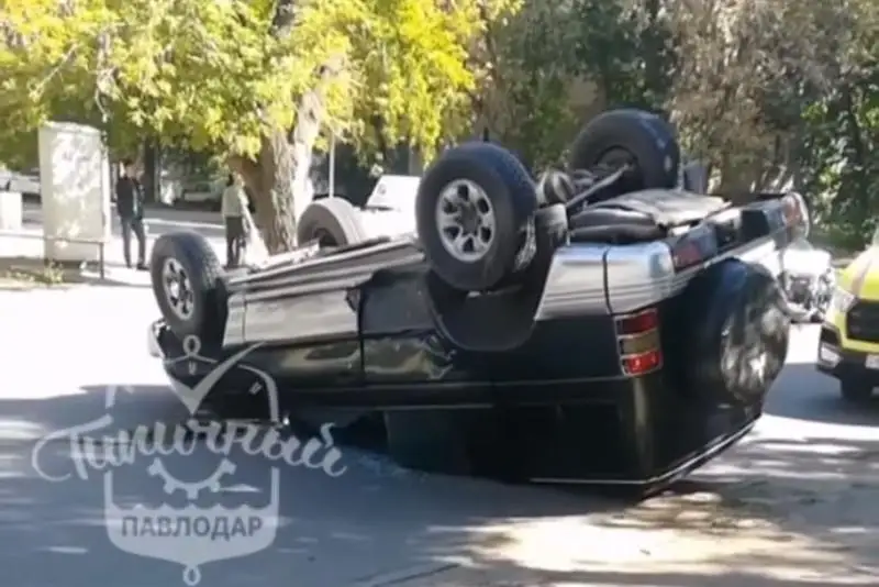 Автомобиль опрокинулся на крышу на павлодарской дороге