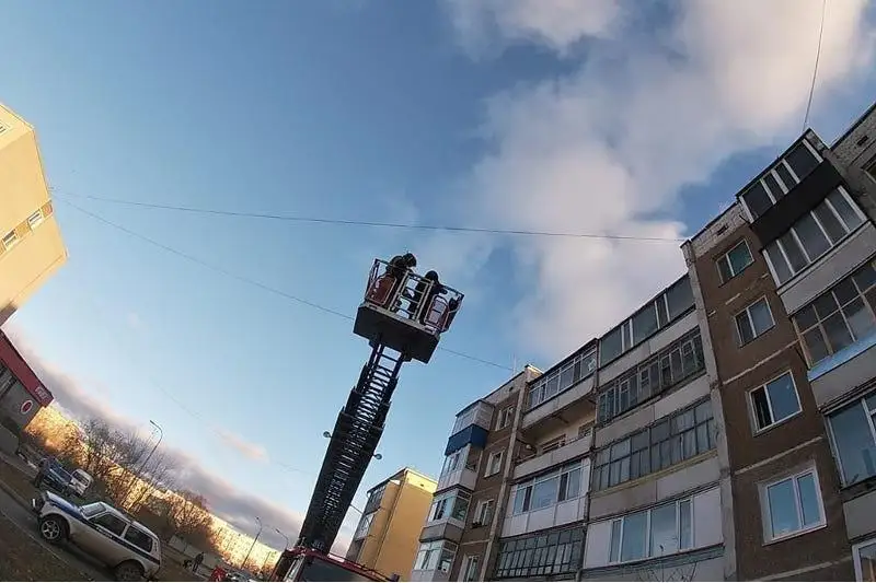 Девушка пыталась выпрыгнуть из окна третьего этажа в Кокшетау