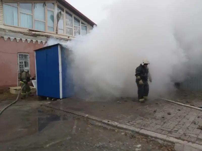 Взорвался газовый баллон: костанайские спасатели тушили пожар в донерной