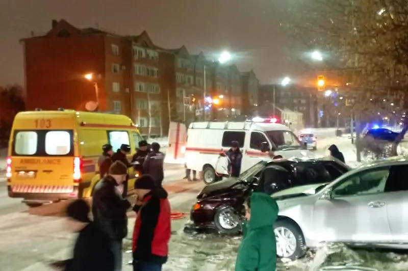 Из искореженного автомобиля извлекли водителя спасатели СКО