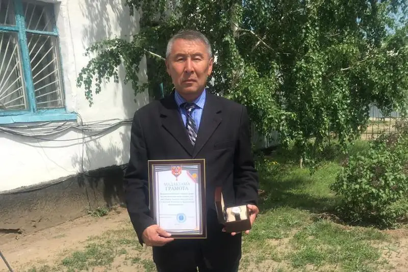 Сельский аким в Костанайский области награждён за помощь в задержании преступника