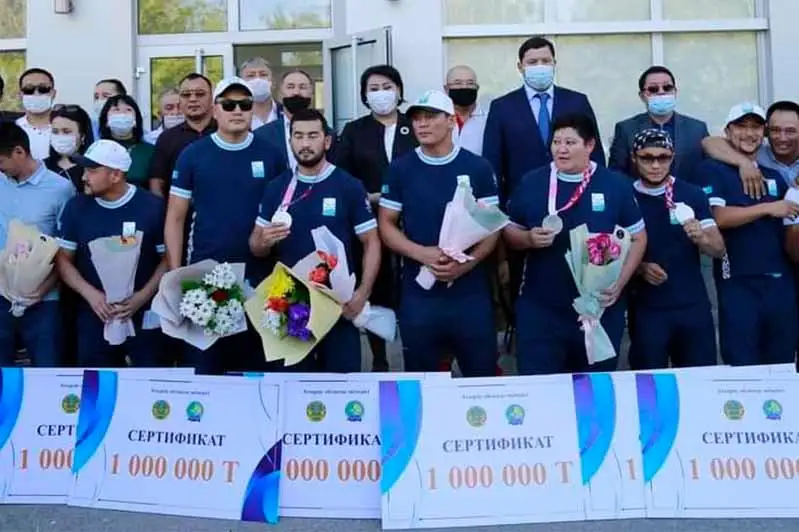 Atyraýǵa Tokıo Paralımpıadasynyń kúmis júldegerleri keldi
