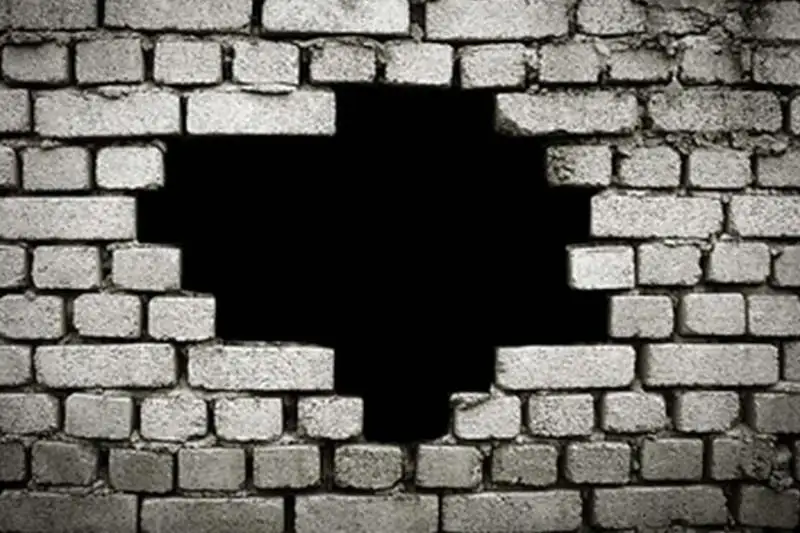 Стену подвала жилого дома проломил серийный вор в Караганде