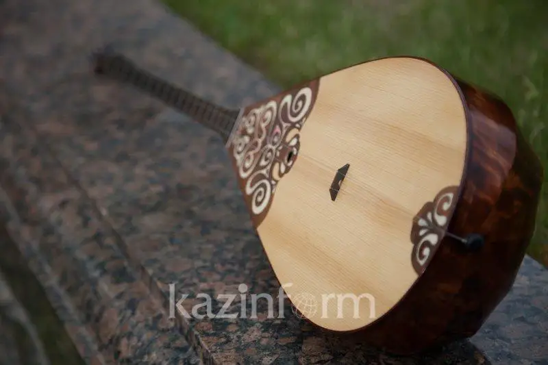 Домбыра, кобыз и сыбызгы переданы в Музей музыкальных инструментов Бельгии