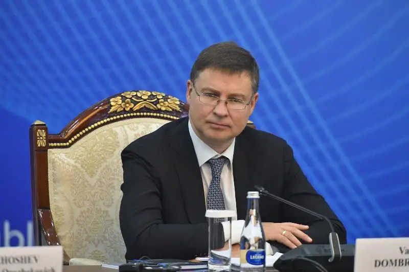 Eýropalyq odaq Ortalyq Azııanyń senimdi seriktesi bolýdy jalǵastyrady - Valdıs Dombrovskıs